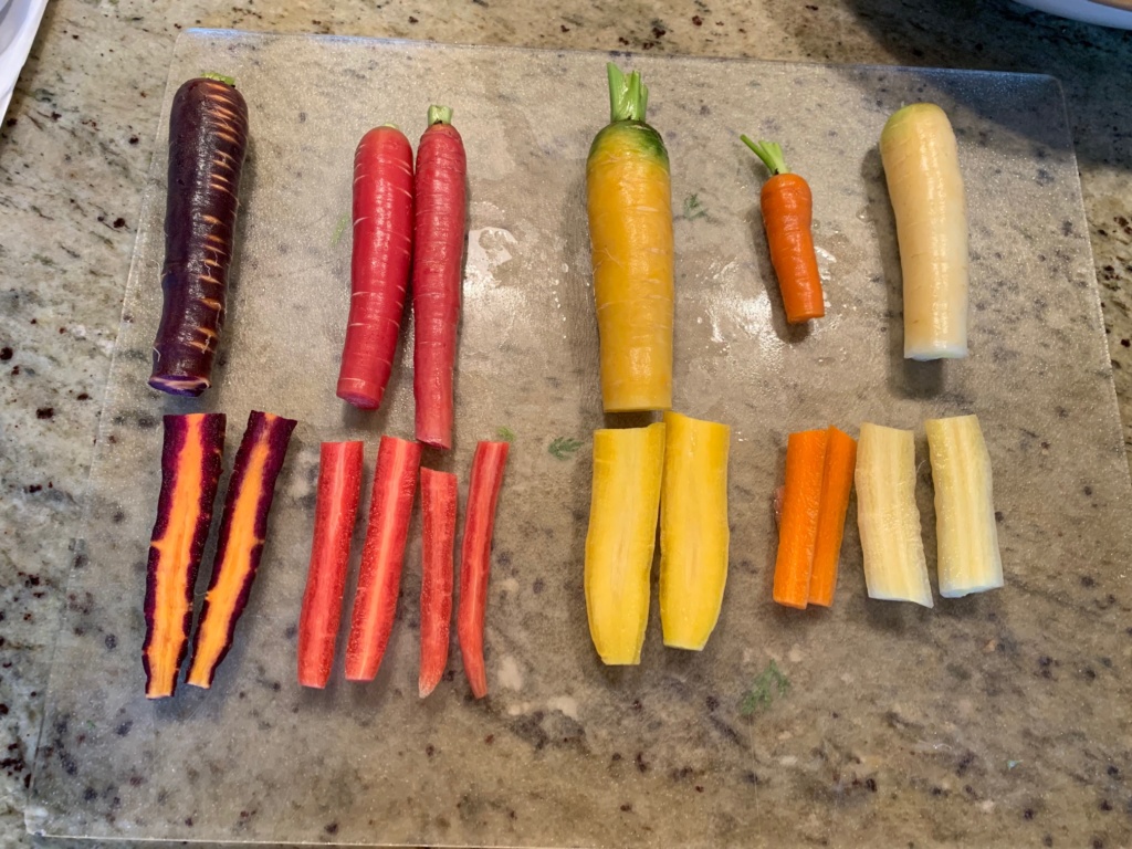 Picture of colored carrots and what they look inside.