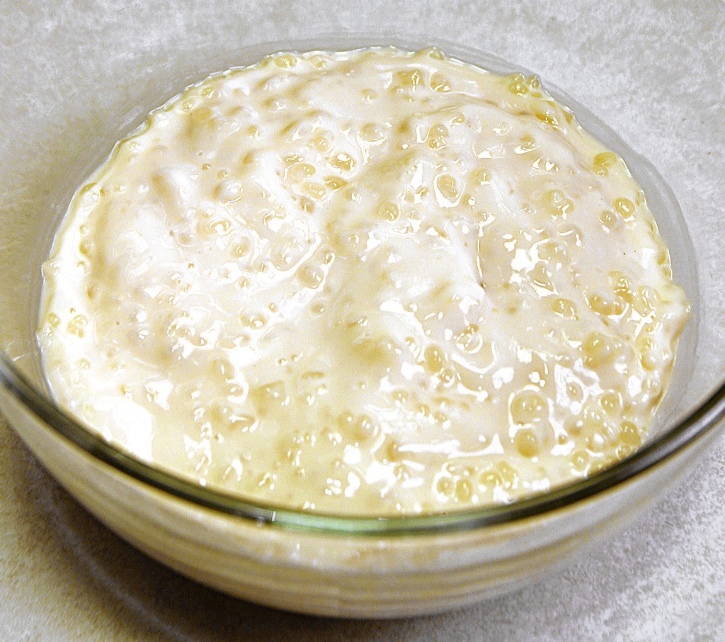 A photo of a glass bowl full of tapioca pudding.